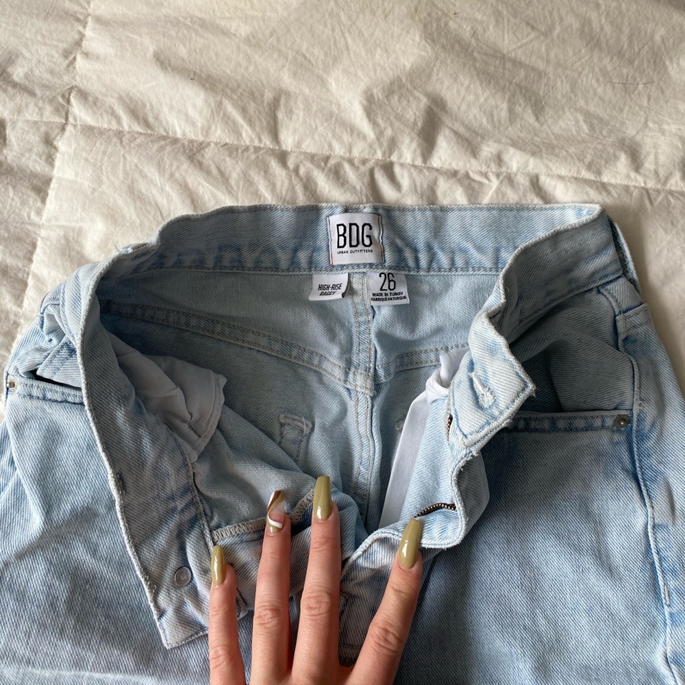 “HIGH RISE BAGGY” STYLE BDG JEANS